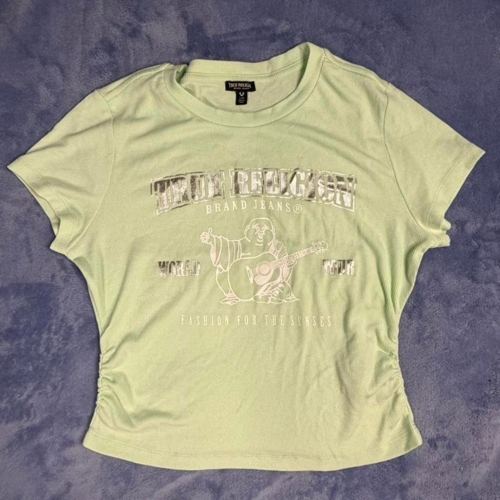 True Religion green baby tee with graphic print.‎ Women Size L